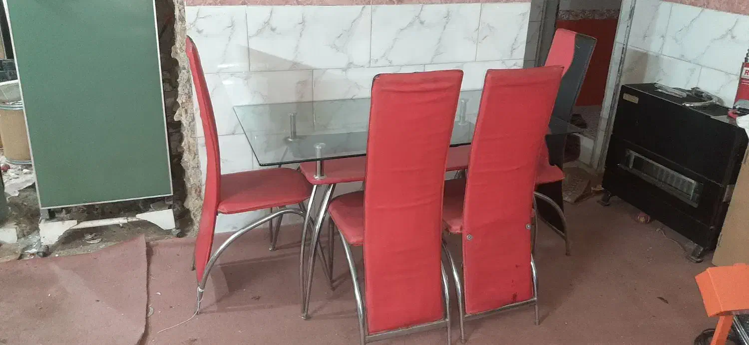 میز غذا خوری شش نفره سالم شیشه ای وچهار عدد صندلی|میز و صندلی غذاخوری|همدان, |دیوار