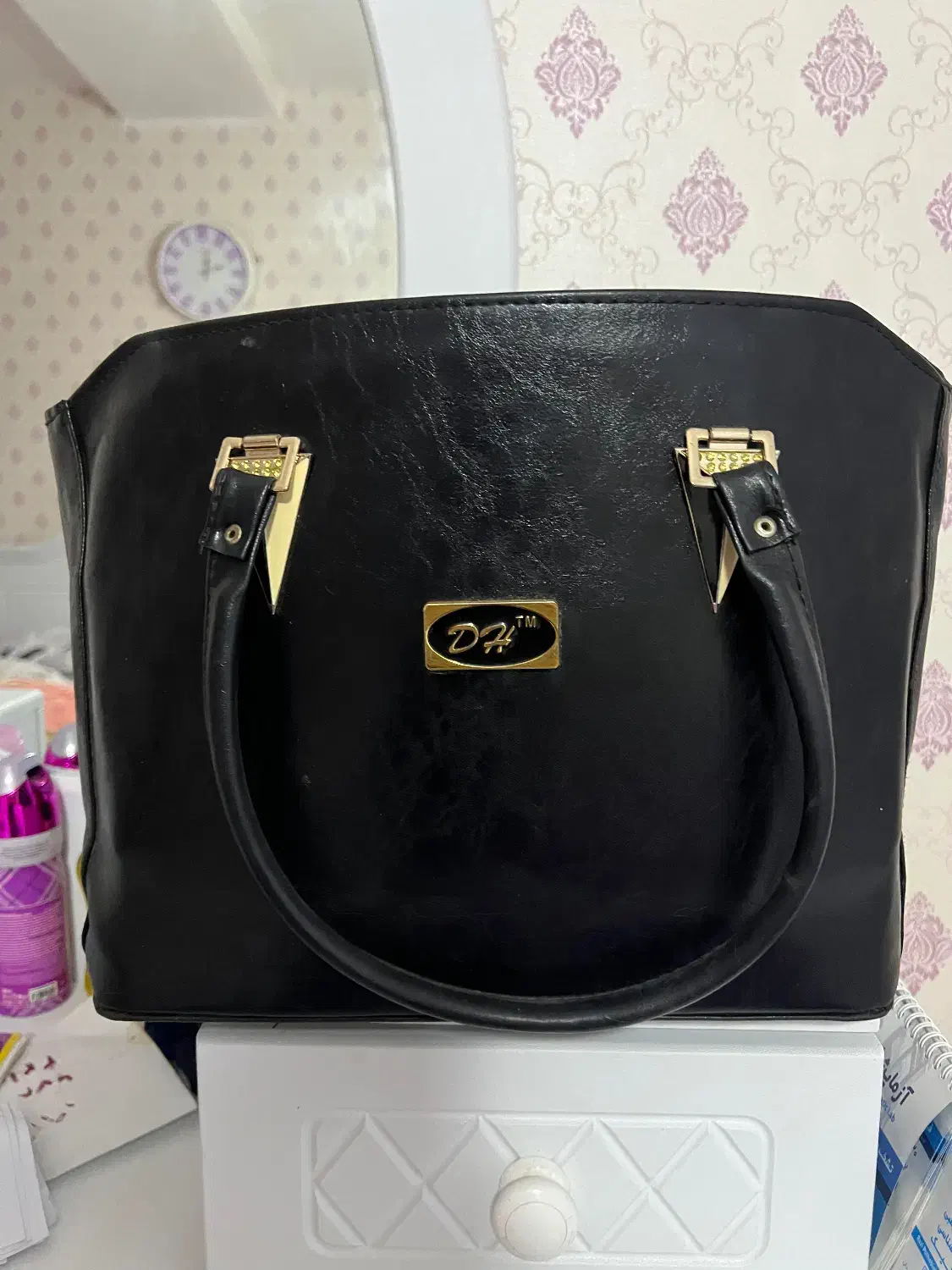 کیف زنانه|کیف، کفش، کمربند|رشت, فلسطین|دیوار