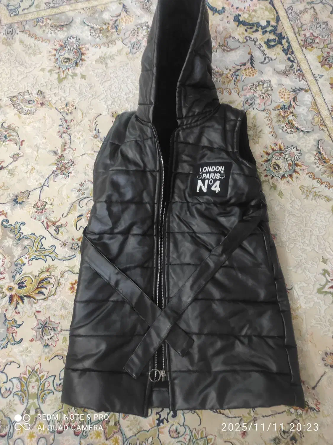 پافر|لباس|فولادشهر, B8|دیوار