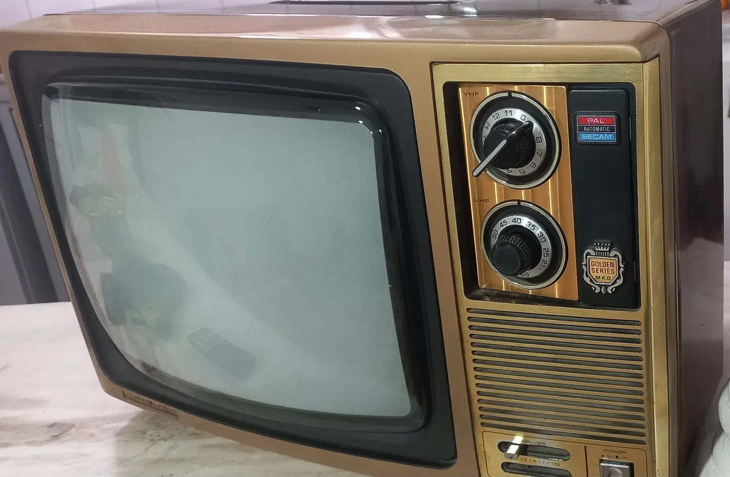 تی وی در حد نو  عتیقه تلوزیون کلکسیونی قدیمی|کلکسیون اشیاء عتیقه|سنندج, |دیوار