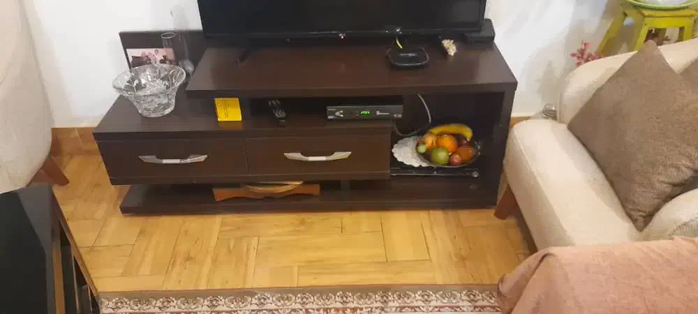 میز تلوزیون چوبی سالم دوکشو|میز تلویزیون|رشت, دباغیان|دیوار