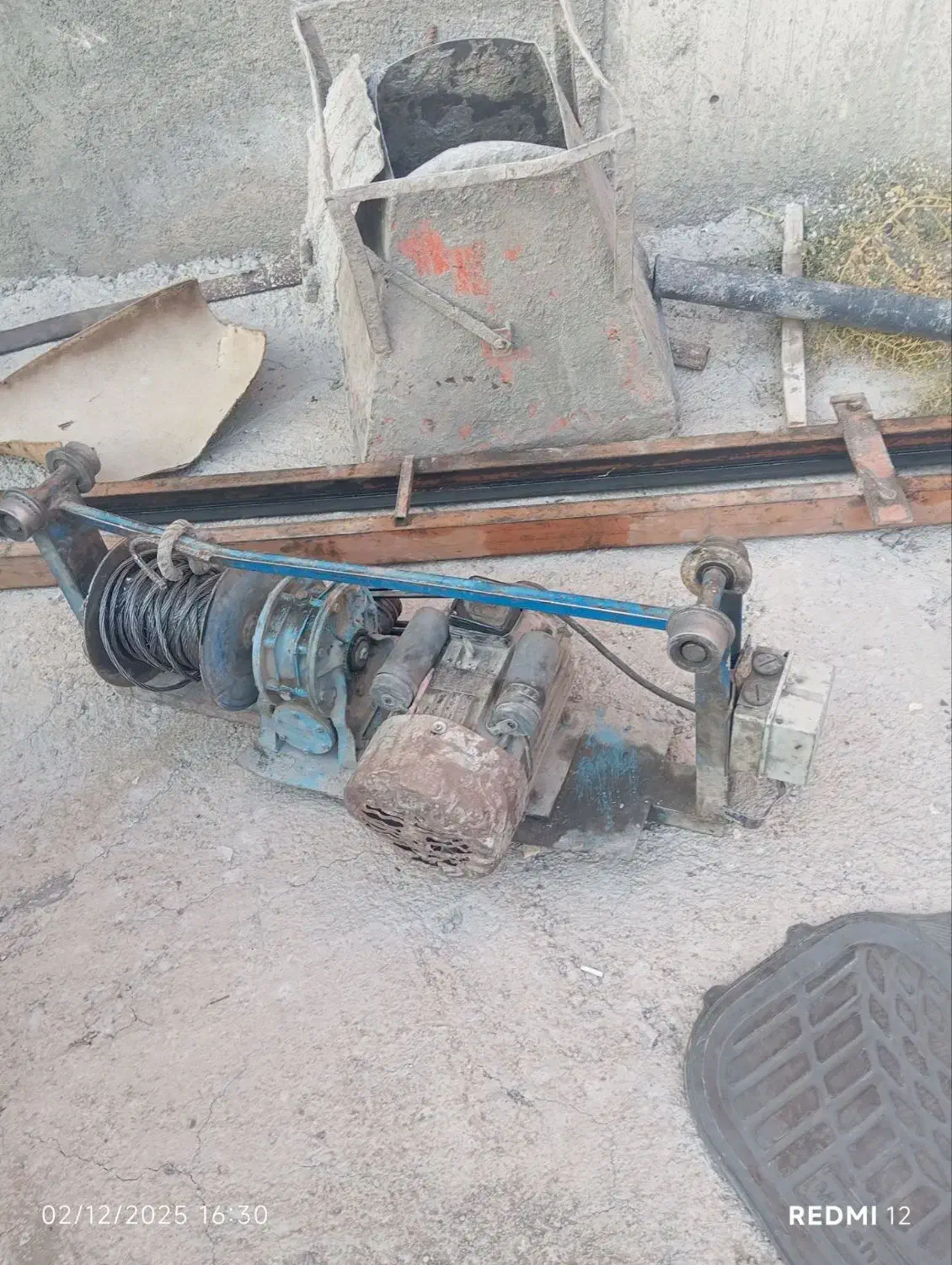 یک عدد دستگاه بالابر ساختمانی|مصالح و تجهیزات ساختمان|میانه, |دیوار