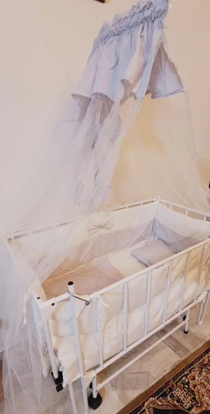 تخت و گهواره کنار مادر در حد نو|تخت و صندلی بچه|تهران, ابوذر|دیوار