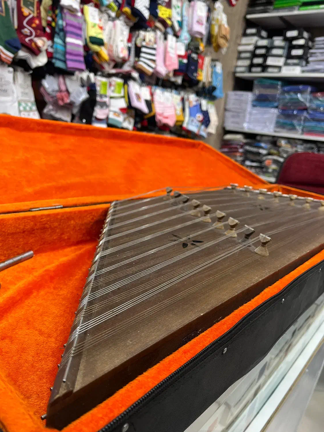 سنتور سالم و در حد|سازهای سنتی|نیشابور, دارایی|دیوار