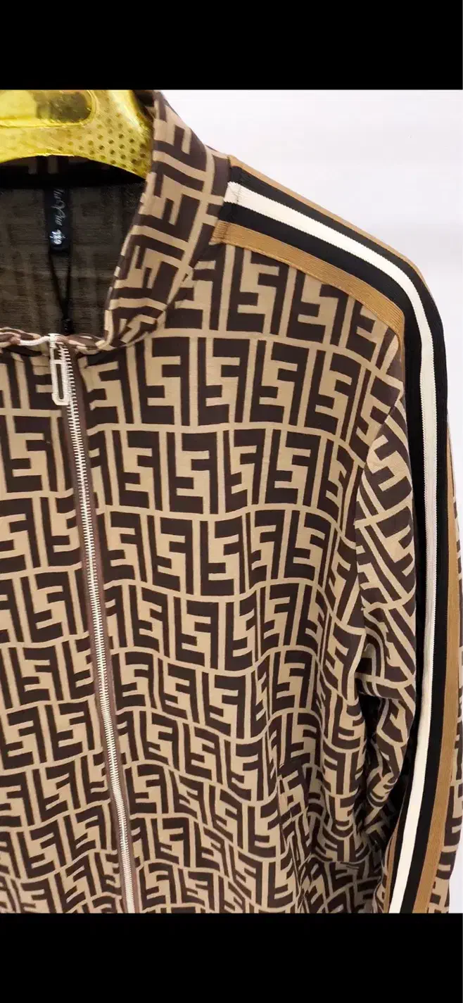 ست فندی|لباس|رشت, معلم|دیوار