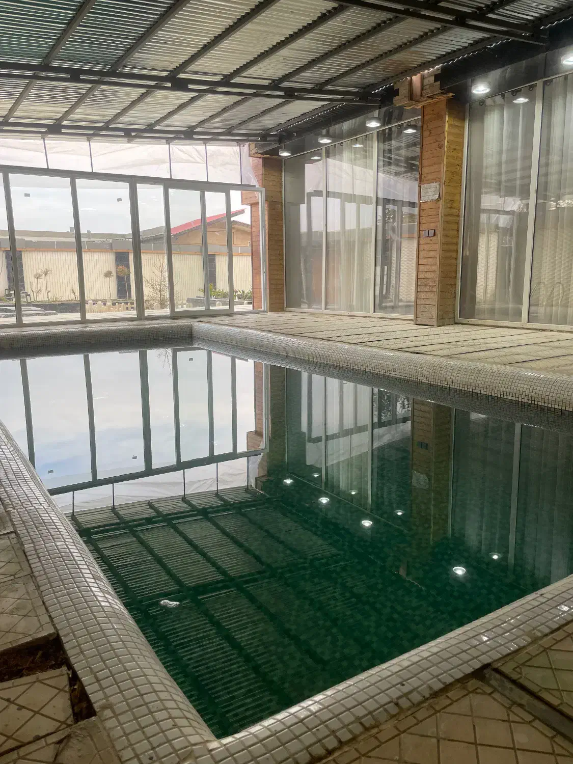 اجاره باغ ویلا/استخرسرپوشیده/آبگرم/سهیلیه|اجارهٔ کوتاه‌مدت ویلا و باغ|کرج, پیشاهنگی|دیوار