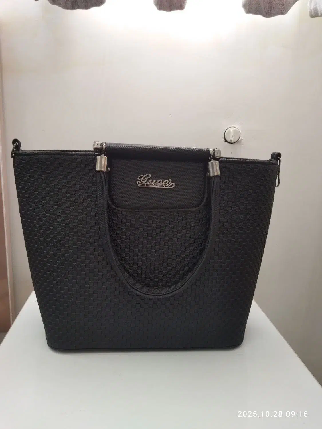 کیف|کیف، کفش، کمربند|میانه, |دیوار