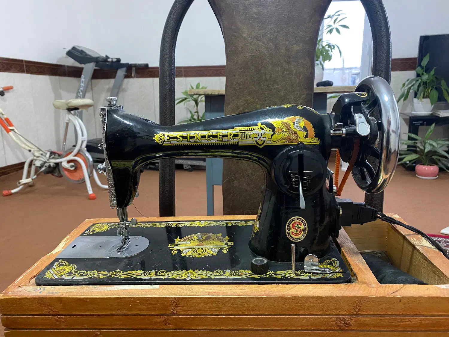 چرخ خیاطی|چرخ خیاطی و ریسندگی|ثلاث باباجانی, |دیوار