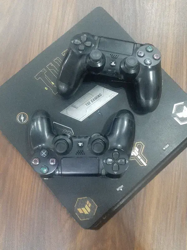 ps4 . اسلیم. ۱ترا . دو دسته.|کنسول، بازی ویدئویی و آنلاین|اصفهان, امیرعرب|دیوار