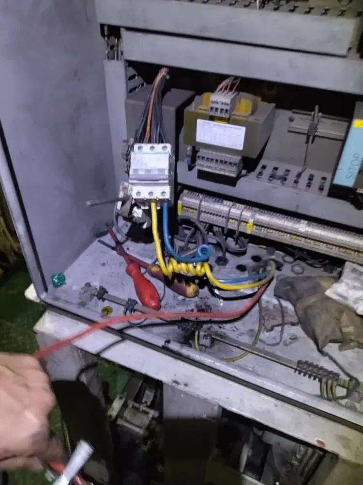 نصب و تعمیر آیفون وکلیه کار های برق ساختمان|خدمات پیشه و مهارت|شیراز, پانصد دستگاه ارتش|دیوار