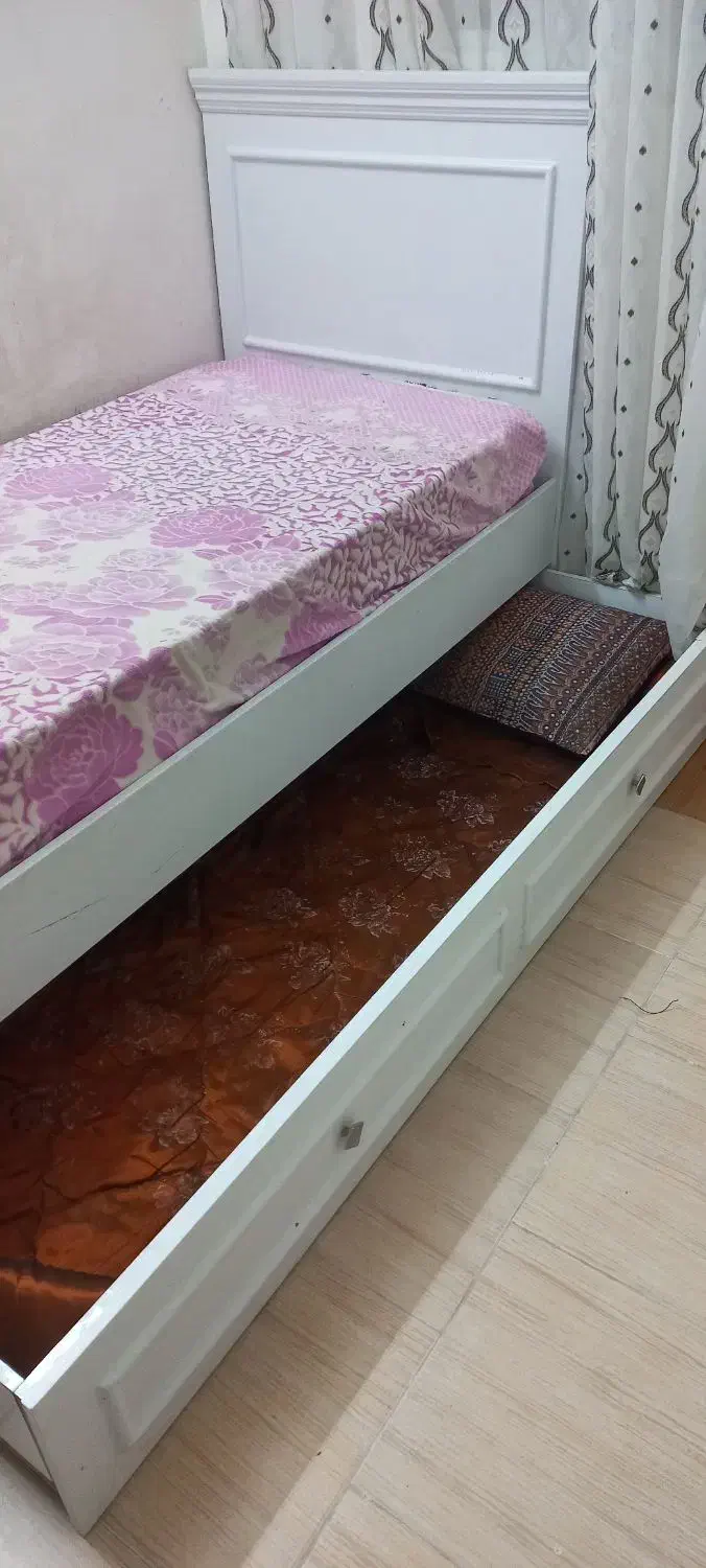 تختخواب دو طبقه کشویی تمیز و مرتب .|تخت و سرویس خواب|کاشمر, |دیوار