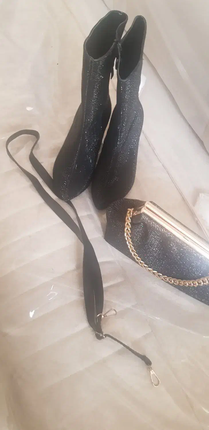 یک عدد بوت مشکی و کیف هردو شاین|کیف، کفش، کمربند|پاکدشت, پاکدشت (مامازند)|دیوار