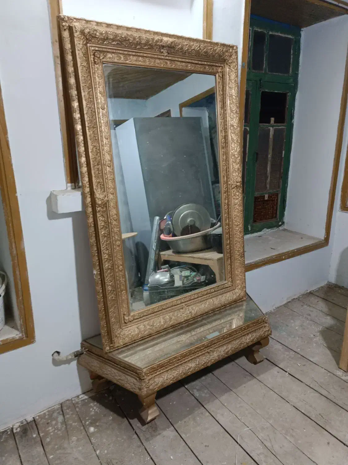 آیینه بزرگ و میز آیینه‌ای با قاب طلایی|آرایشگاه و سالن‌های زیبایی|املش, |دیوار