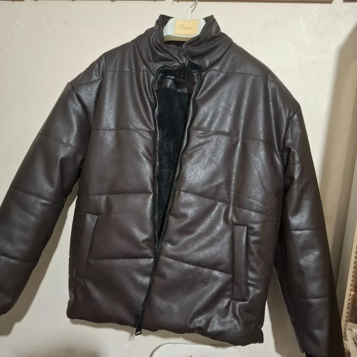 کاپشن|لباس|گنبد کاووس, |دیوار