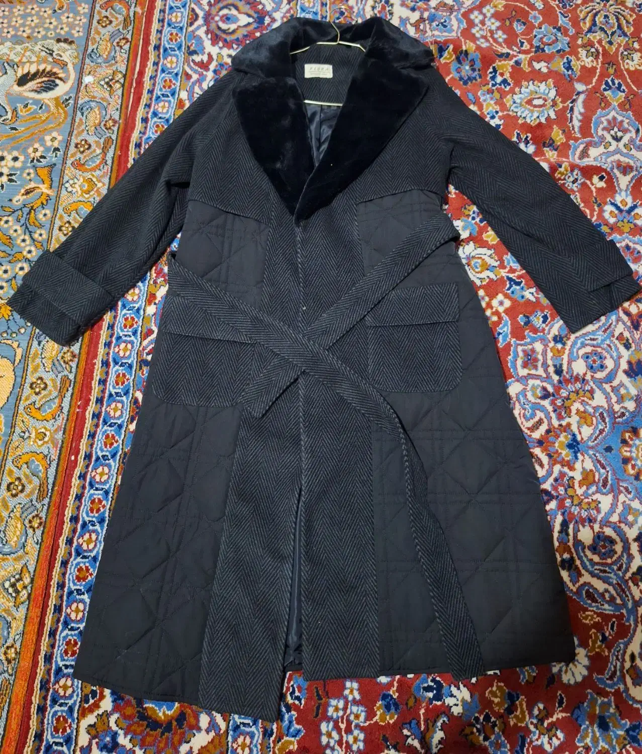 پالتوگرم|لباس|یاسوج, |دیوار