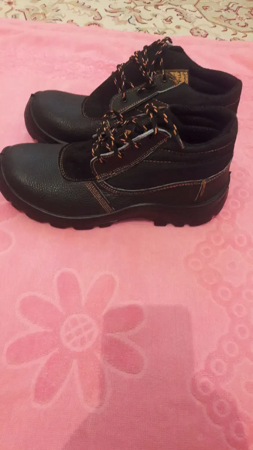 یه جفت پوتین ایمنی باسایز  ۴۲۴۳ به فروش میرسد|کیف، کفش، کمربند|میانه, |دیوار