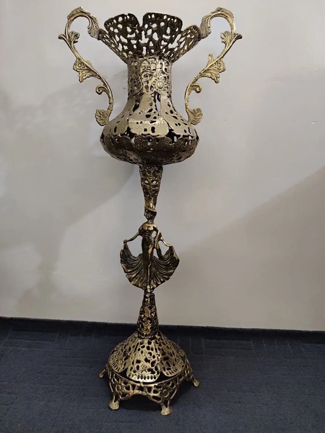 گلدان برنز|صنایع دستی و سایر لوازم تزئینی|قم, قلعه کامکار|دیوار