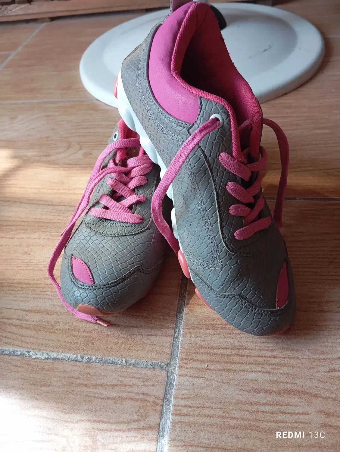 کفش نو|کیف، کفش، کمربند|گنبد کاووس, |دیوار