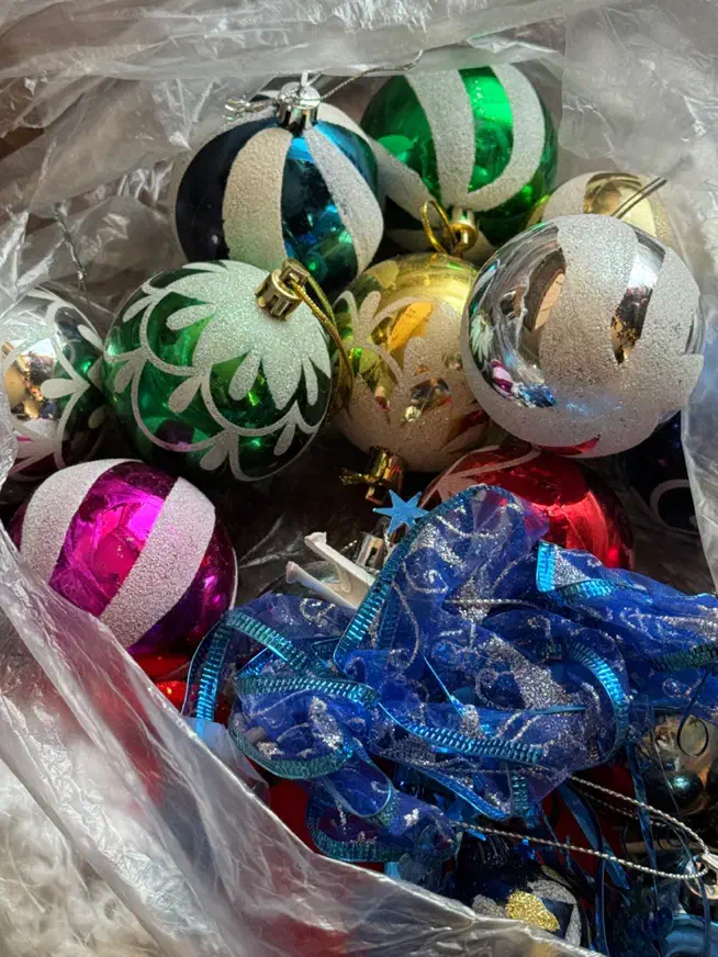 درخت کریسمس کوچک و تعدادی زنگوله آویز درخت کریسمس|صنایع دستی و سایر لوازم تزئینی|تهران, تهرانپارس غربی|دیوار