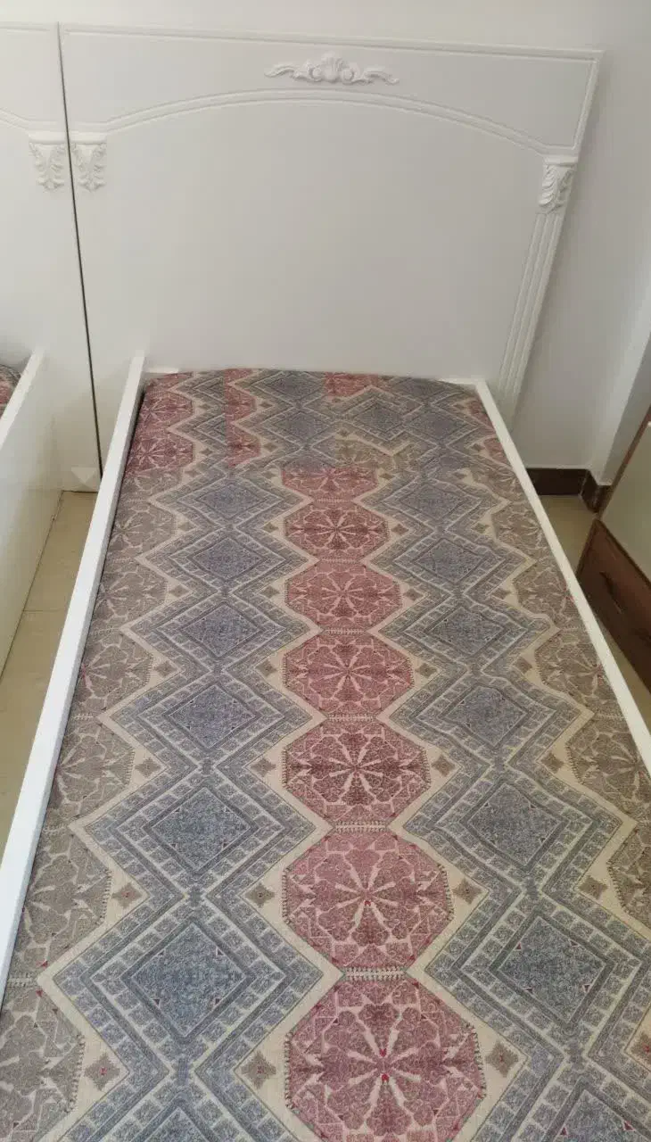 فروش ۲ عدد تخت چوبی و تشک تخت به همراه روتختی اون.|تخت و سرویس خواب|کاشان, فاز ۱ ناجی آباد|دیوار