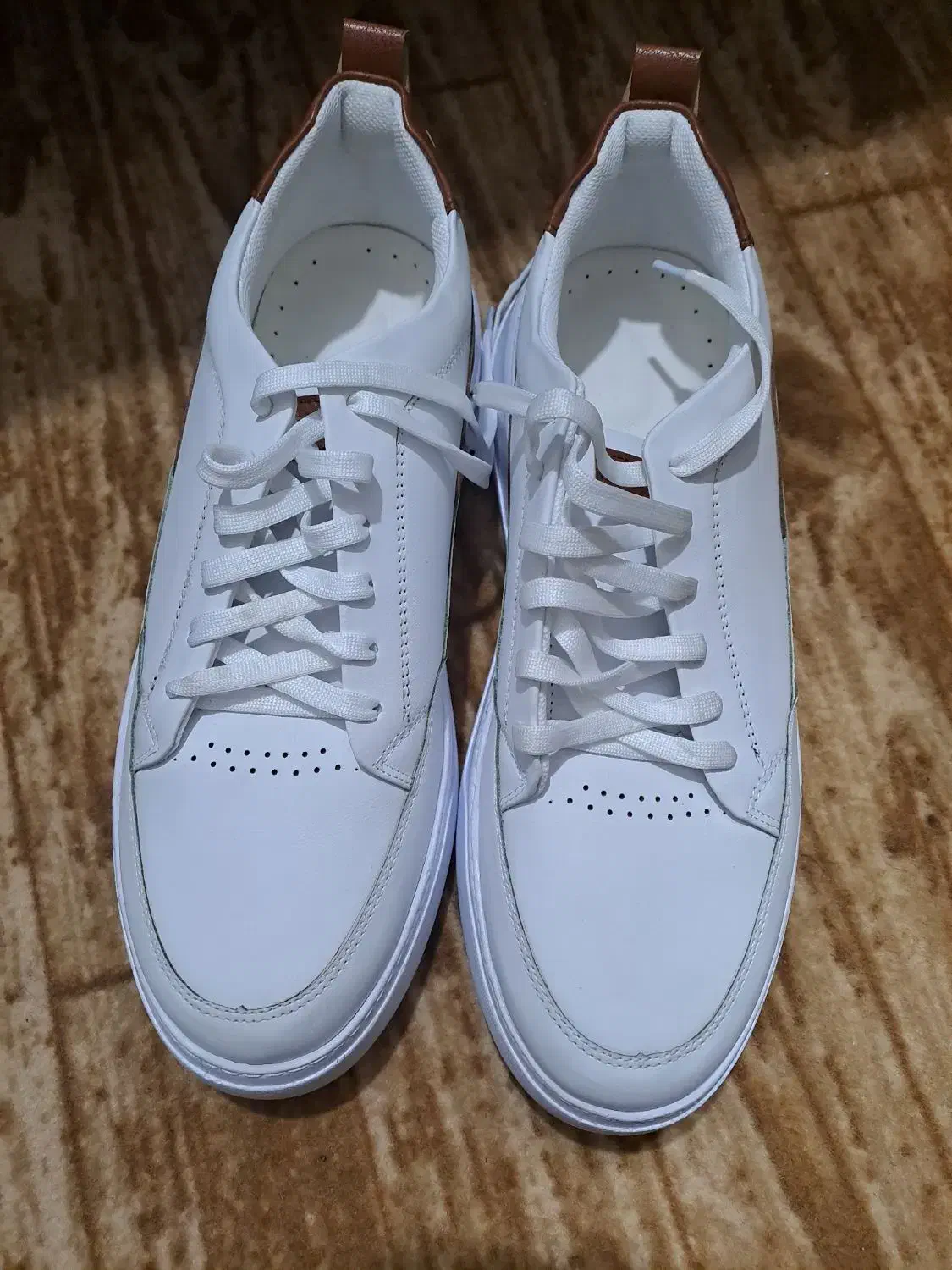 کفش اسپرت طرح زیبا و با کیفیت بالا|کیف، کفش، کمربند|باسمنج, |دیوار