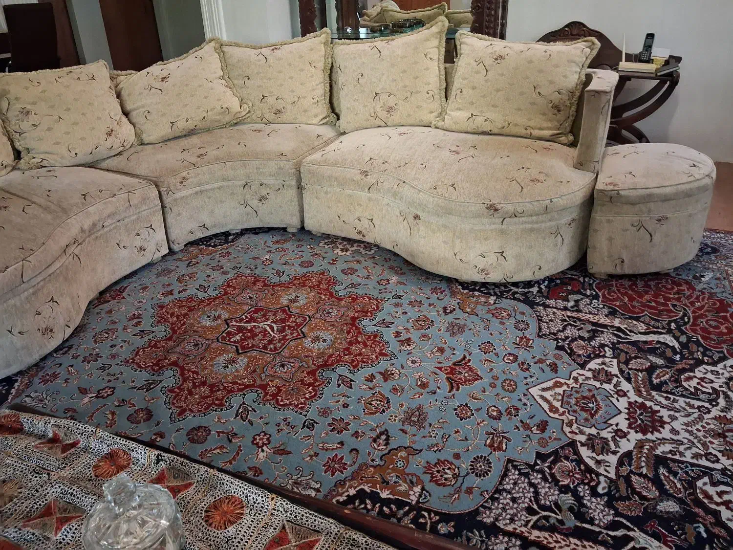 مبل گرد.۲عددپاف ، مخمل کرم،گلدار.کار کرده|مبلمان خانگی و میز عسلی|نشتارود, |دیوار