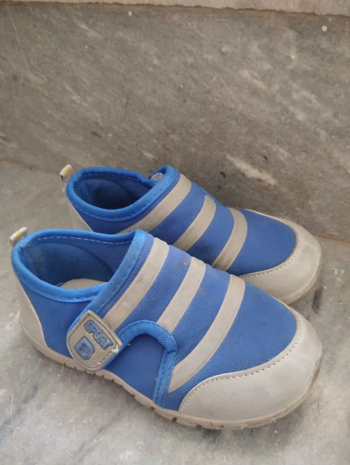 تعدادی کفش و لباس بچگانه|کفش و لباس بچه|شیراز, شهرک سراج|دیوار