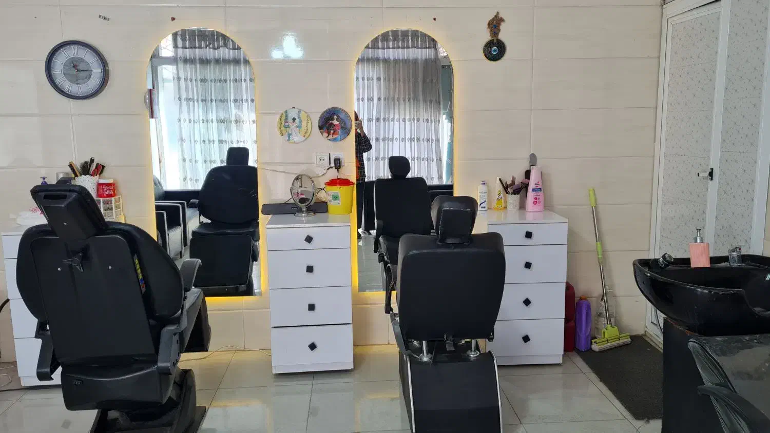 تجهیزات سالن زیبایی|آرایشگاه و سالن‌های زیبایی|بیرجند, |دیوار