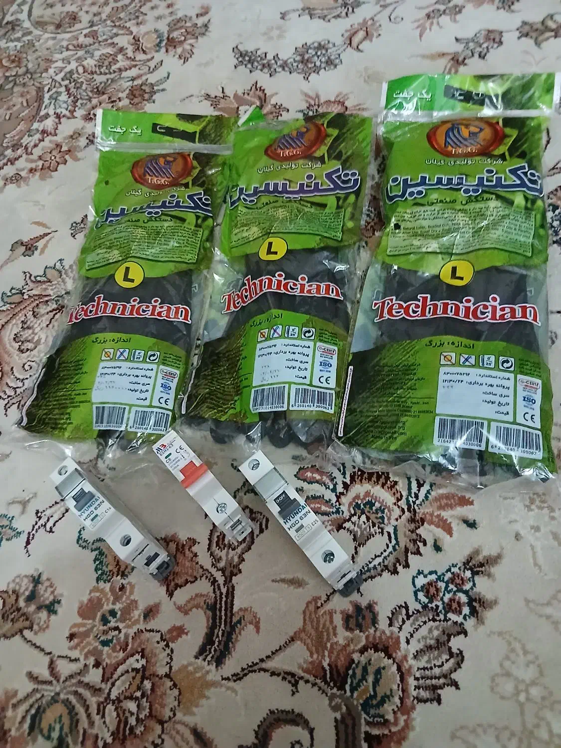 دستکش  لاستیکی  و کلید  مینیاتور ی تک فاز|ابزارآلات|محمدیه-قزوین, |دیوار