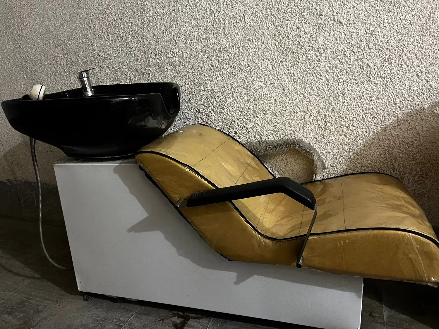 سرشور خوابیده|آرایشگاه و سالن‌های زیبایی|کرمان, |دیوار