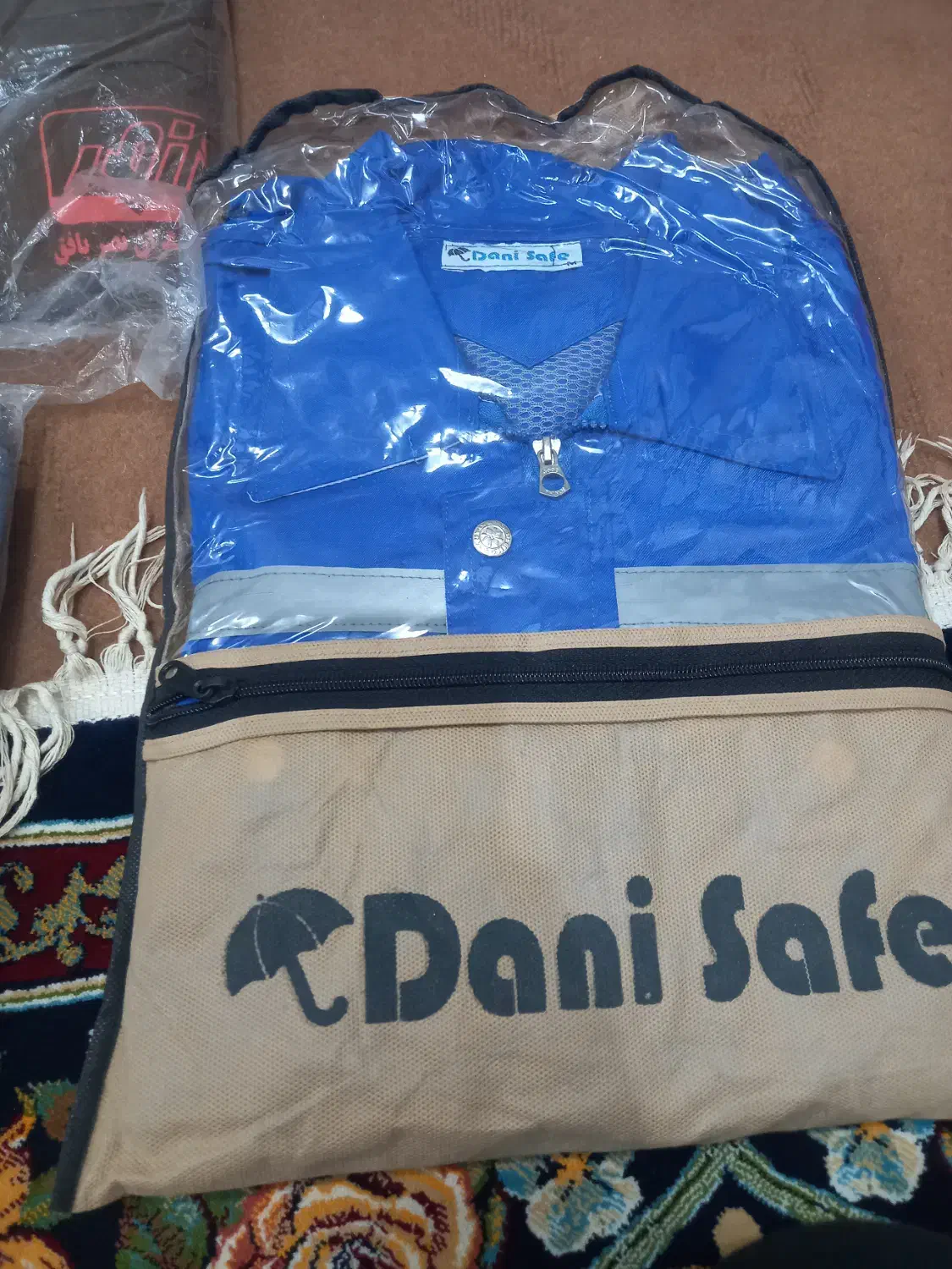 لباس کار|لباس|بافق, |دیوار