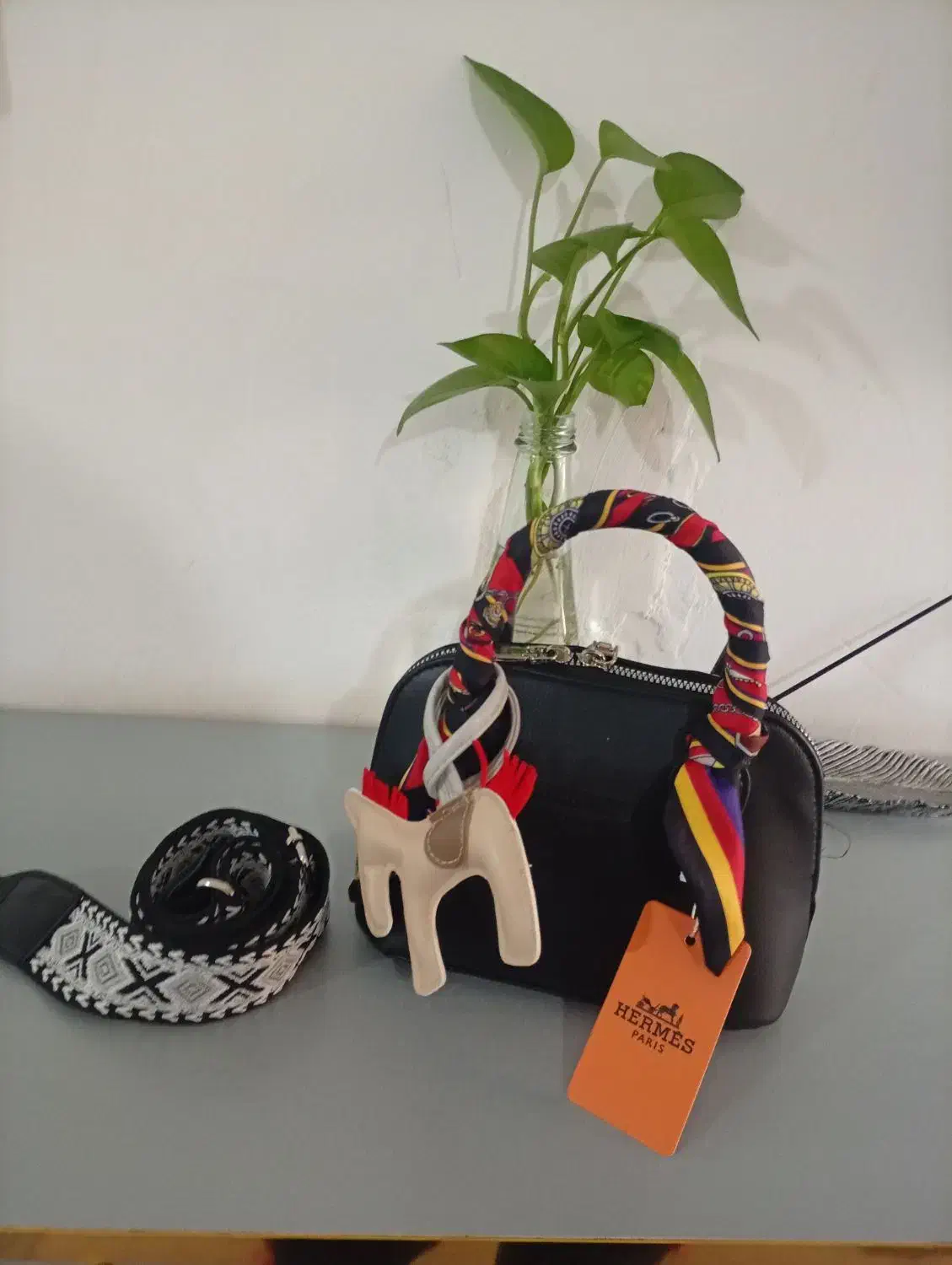 کیفه زنونه|کیف، کفش، کمربند|پیشوا, |دیوار