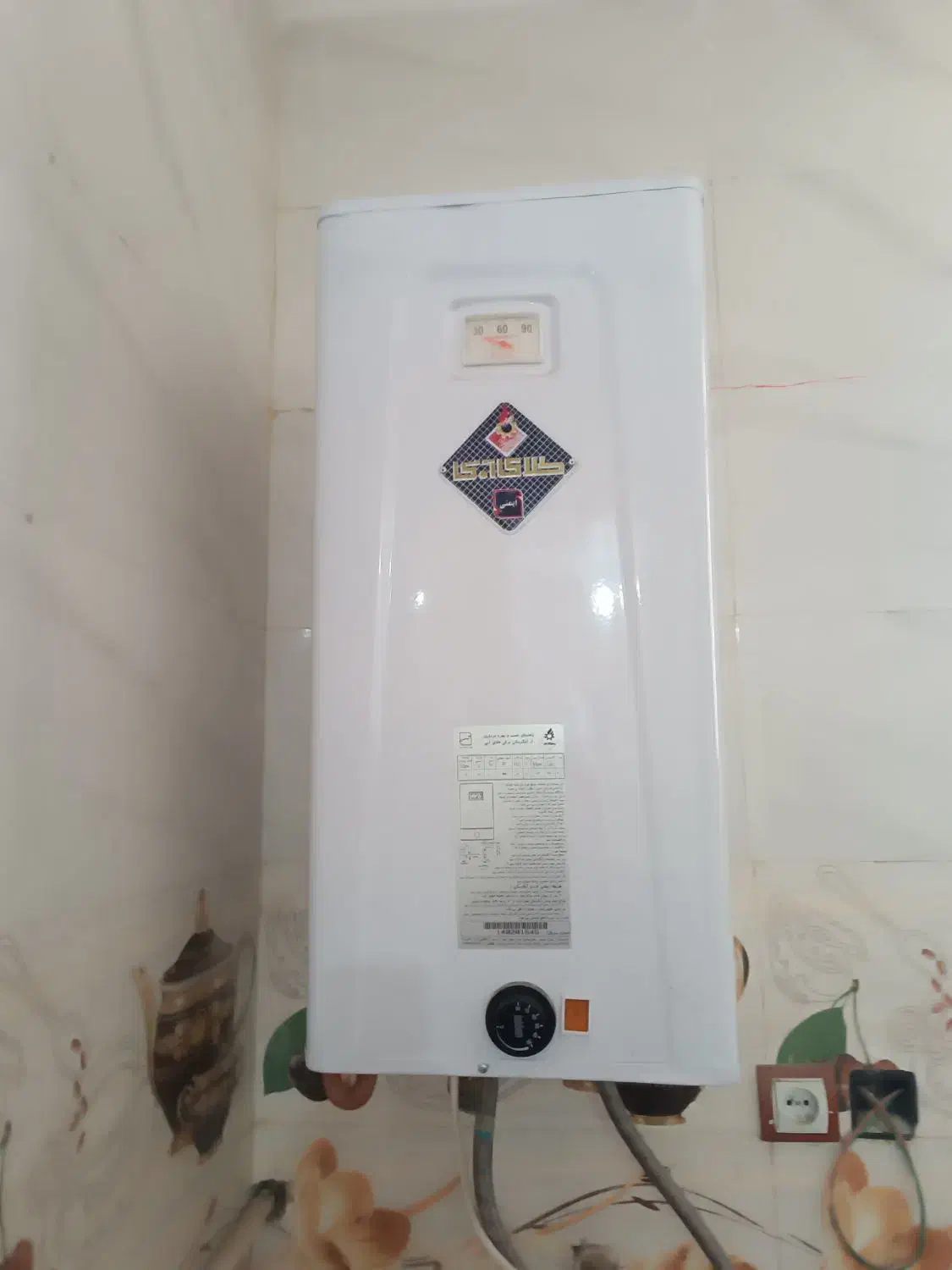 یک عدد آبگرم کن دیواری|آبگرمکن، پکیج، شوفاژ|بمپور, |دیوار