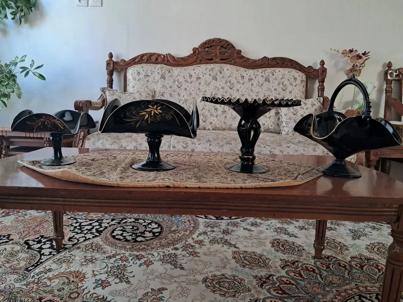 ظروف شیک مشکی جنس کریستال داخل ویترین تمیز و سالم|ظروف سرو و پذیرایی|تربتحیدریه, حسنی بالا|دیوار