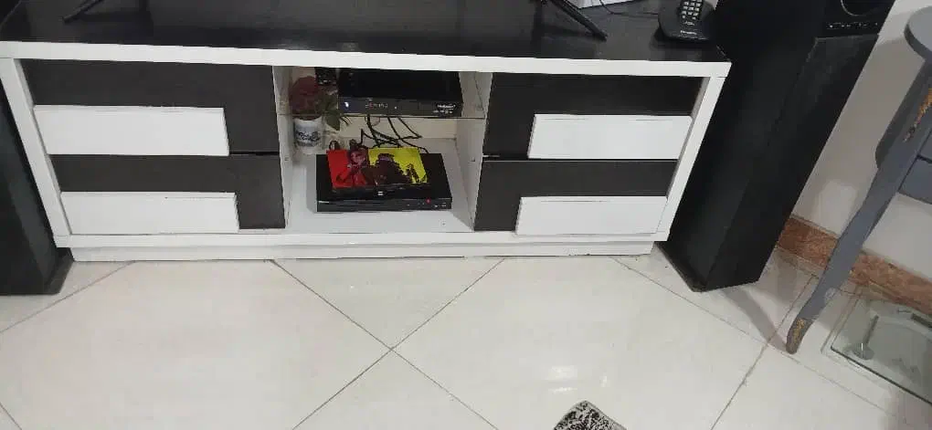 میزتی وی سالم رنگ سفیدمشکی سالم سفارشی درست شده|میز تلویزیون|رشت, کوی حسینی|دیوار