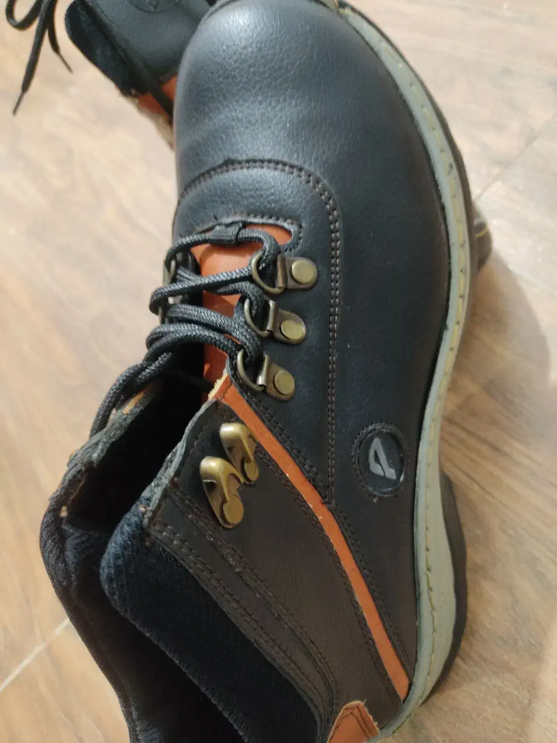 کفش نیم بوت سایز ۴۰ زیر ویو|کیف، کفش، کمربند|پرند, فاز ۶|دیوار