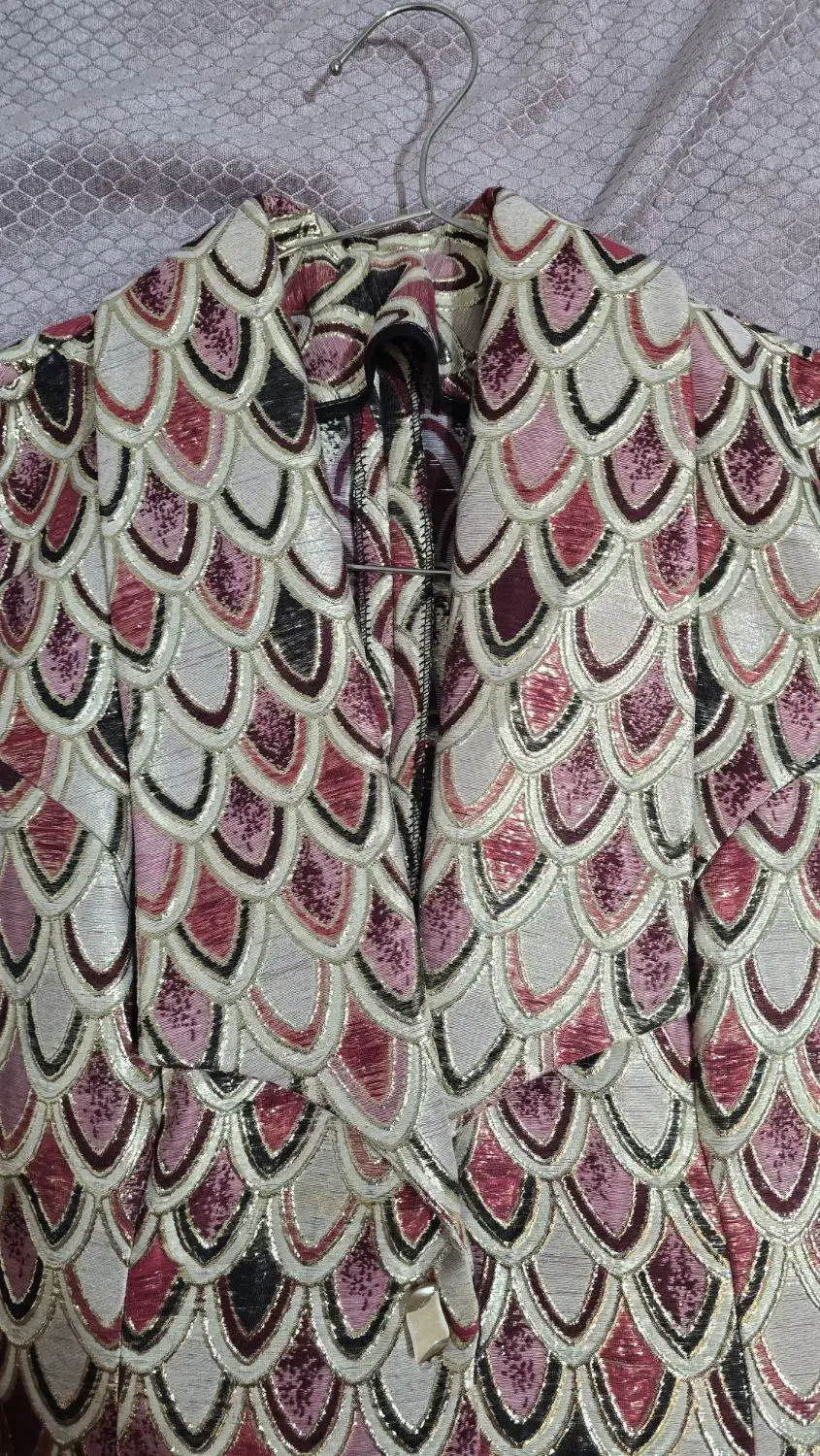 کت مجلسی|لباس|مشهد, کشف|دیوار