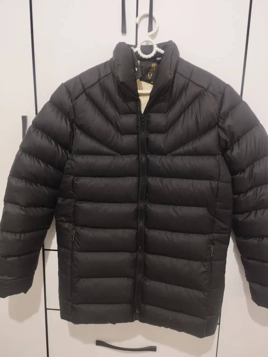 کاپشن|لباس|تهران, خاک سفید|دیوار