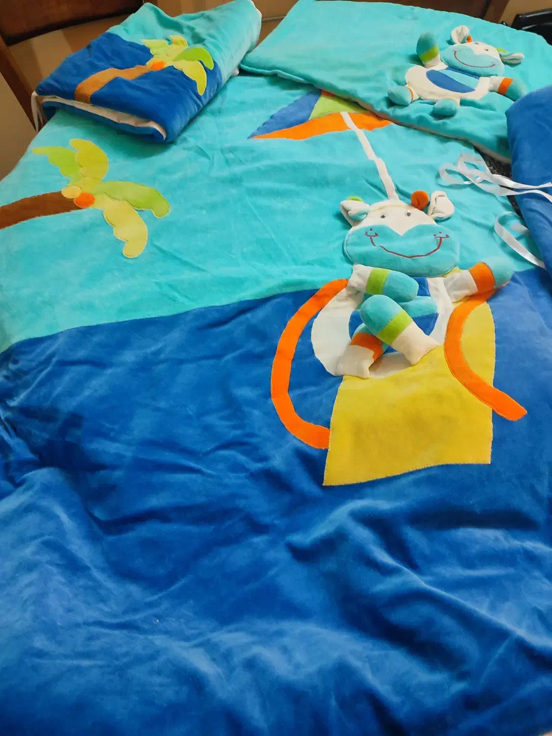 روتختی همراه با محافظ تخت سیسمونی  ترک طرح برجسته|سرویس روتختی|اصفهان, جلفا|دیوار