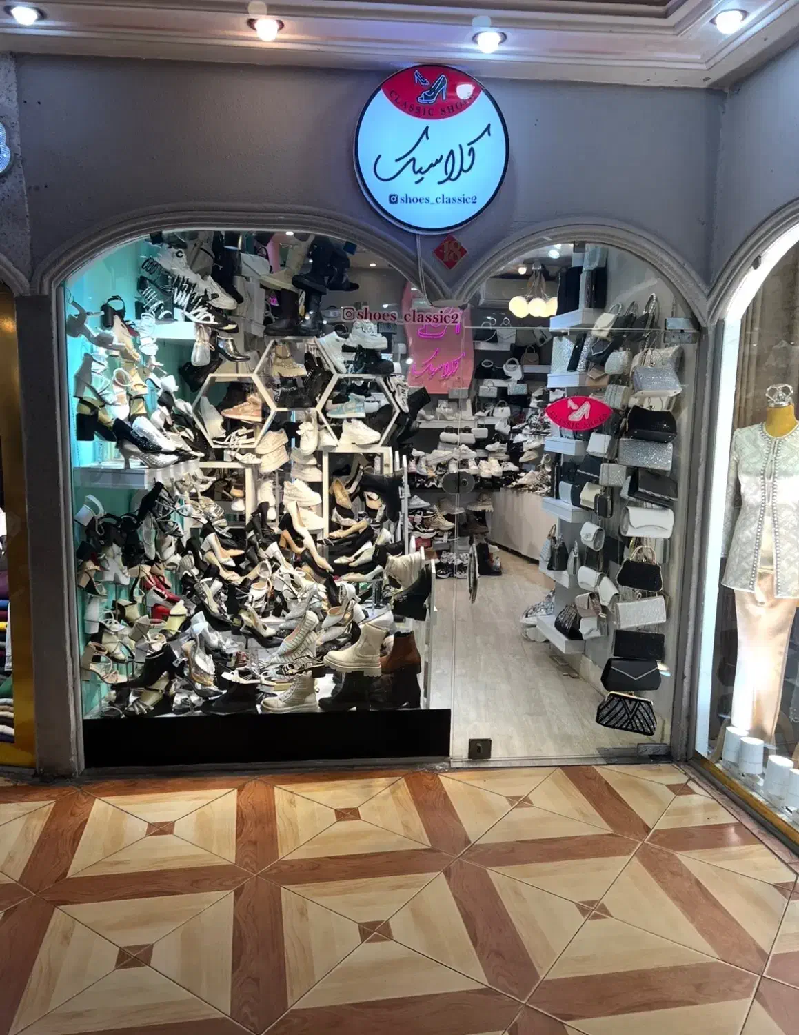 استخدام فروشنده کفش فروشی مجلسی زنانه|استخدام خدمات فروشگاه و رستوران|رشت, استادسرا|دیوار