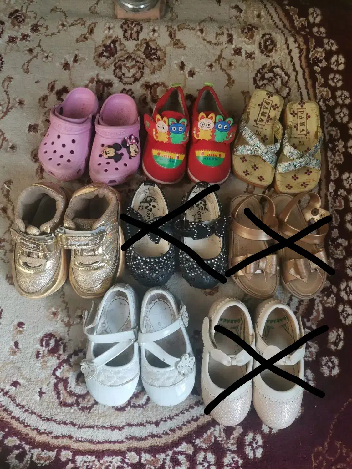 تعدادی کفش بچگانه|کفش و لباس بچه|شیراز, لب آب|دیوار
