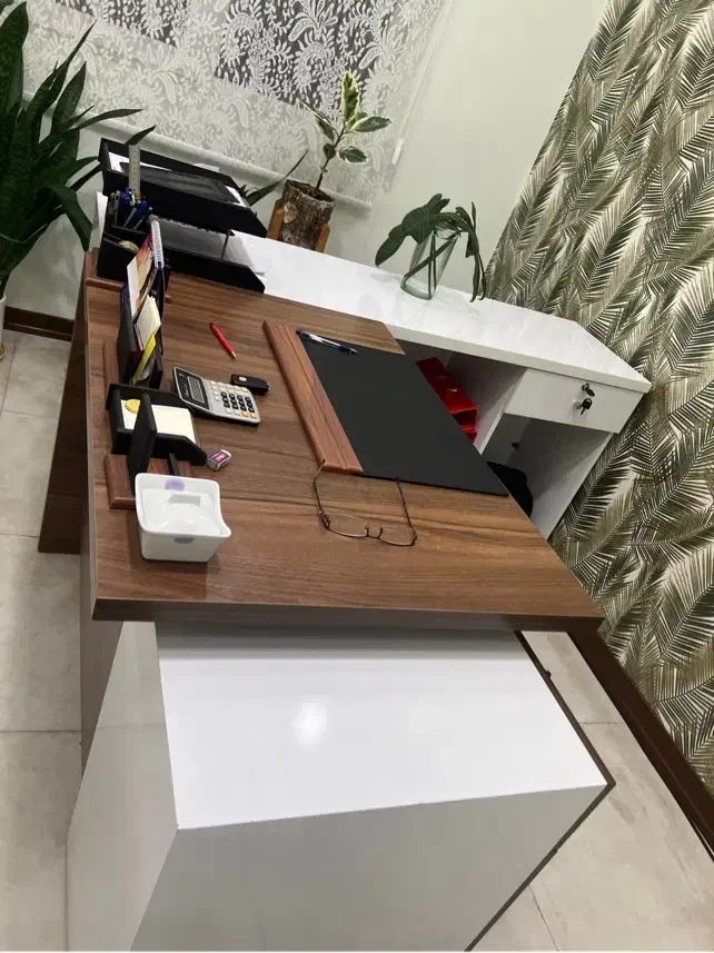 میز. مدیریتی|مبلمان اداری|رشت, بوسار|دیوار