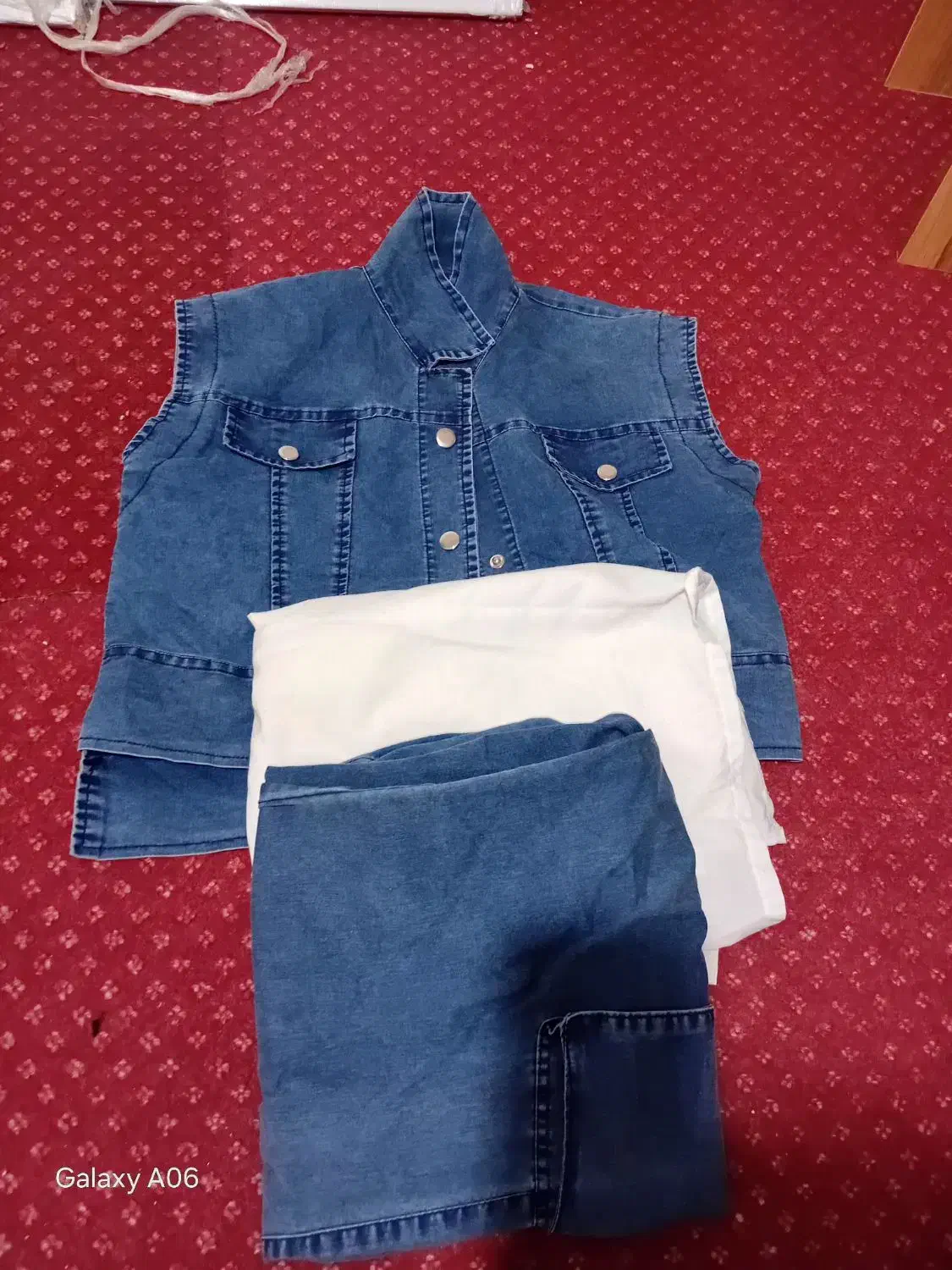 لباس دخترانه|لباس|کاشان, باغ ماجد|دیوار