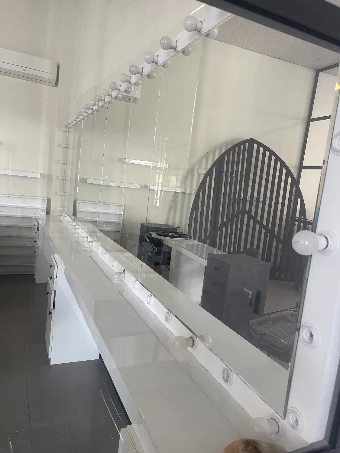 اینه کنسول میکاپ+دو عدد میز ناخن|آرایشگاه و سالن‌های زیبایی|ساری, |دیوار