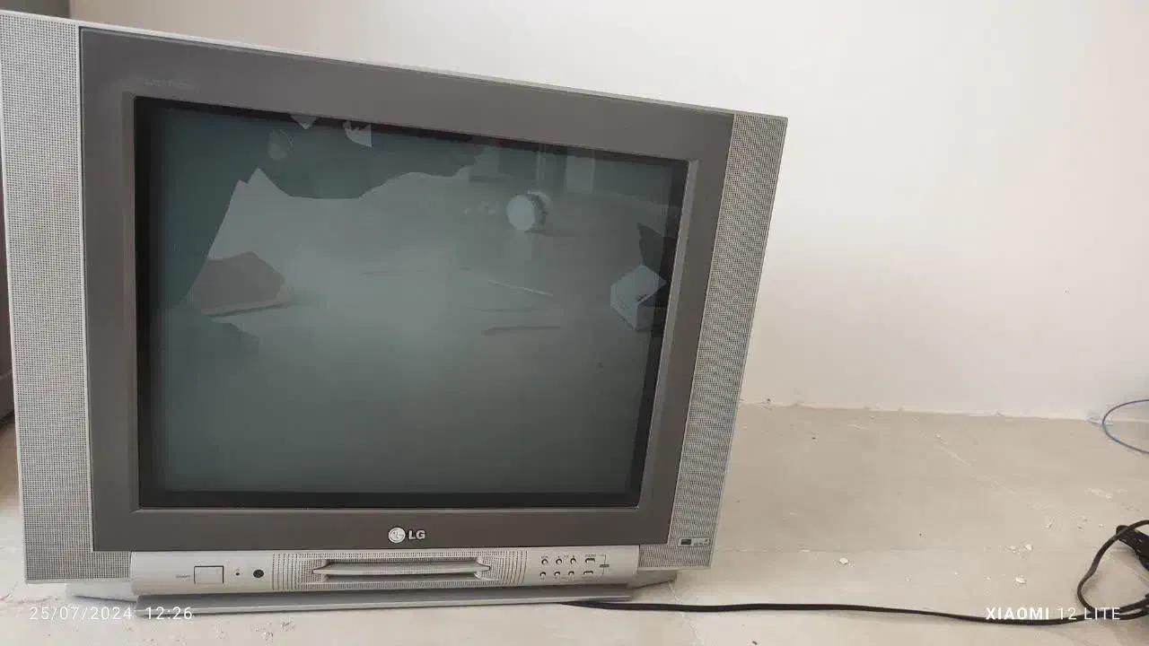 تلویزیون ال جی به همراه دستگاه دیجیتال و میز تی وی|تلویزیون و پروژکتور|ابهر, |دیوار