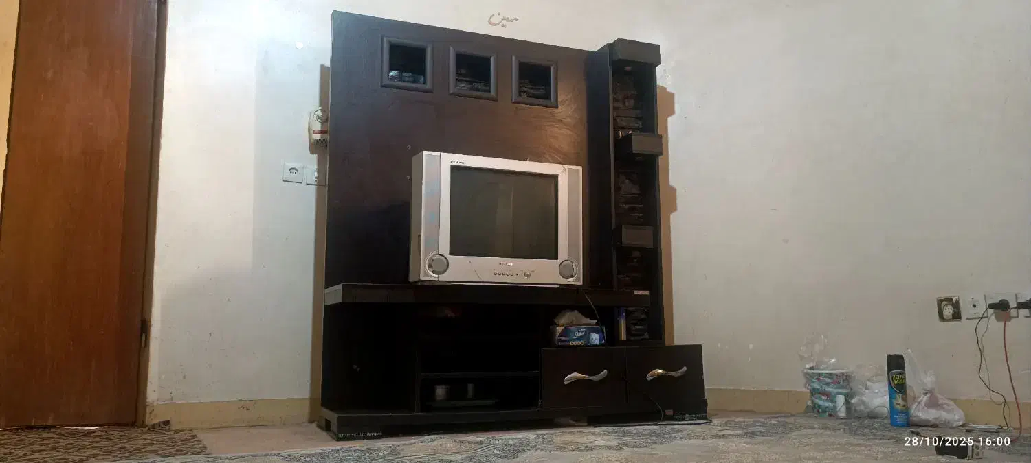 میز تلویزیون و تلویزیون سامسونگ ودیجیتال دارد|تلویزیون و پروژکتور|اهواز, کوی طلاب|دیوار