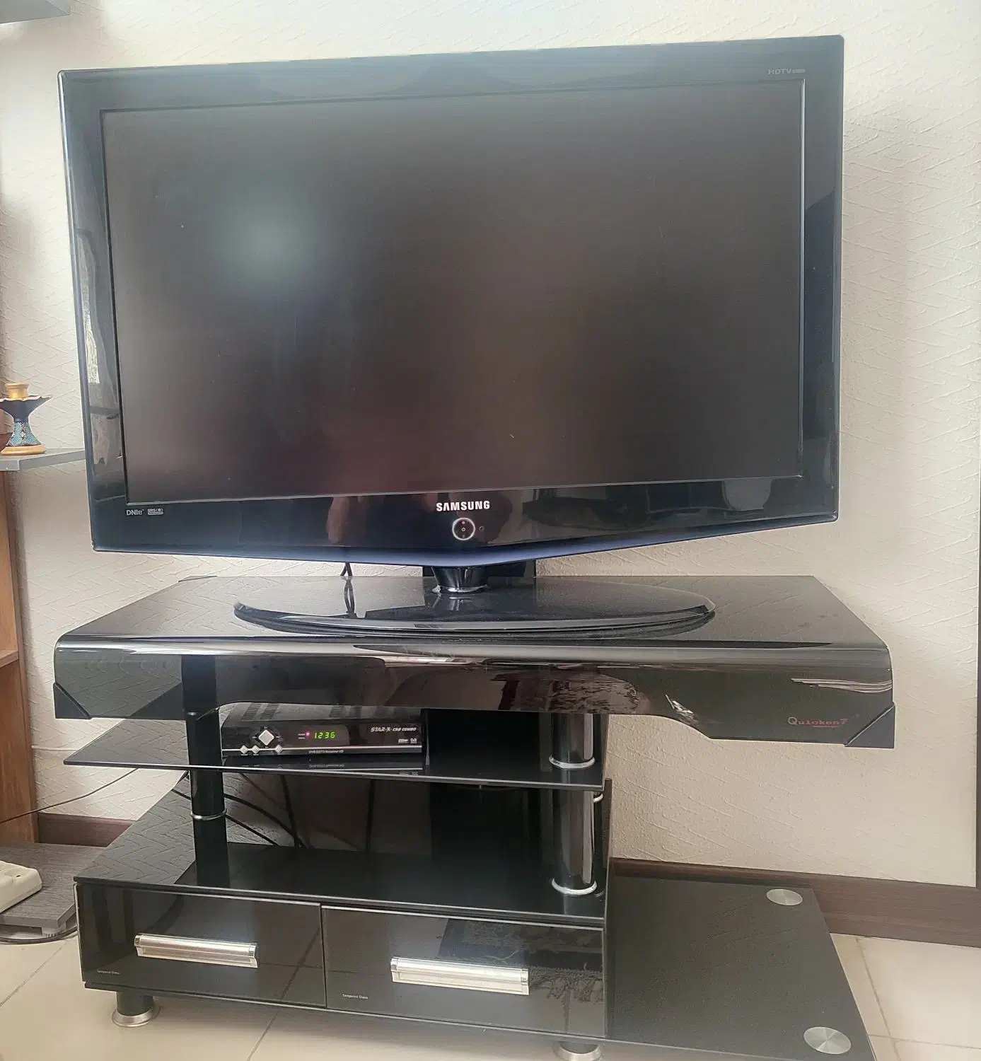 تلویزیون به همراه میز تلویزیون|تلویزیون و پروژکتور|شاهینشهر, شهرک گلدیس|دیوار