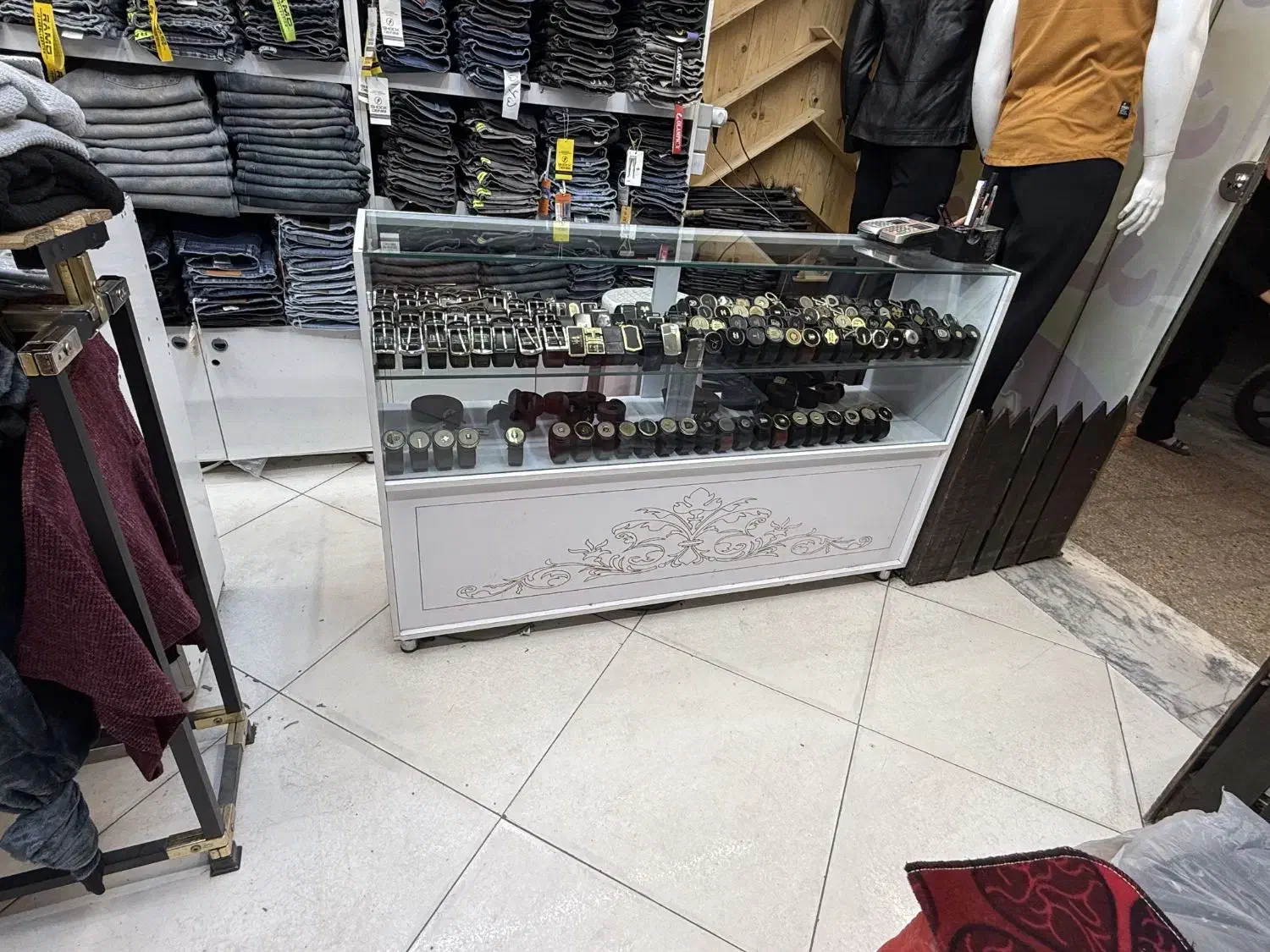 ویترین فروشگاهی ۱/۵متری در حد نو و قفسه ایستاده|فروشگاه و مغازه|مشهد, ایثارگران|دیوار