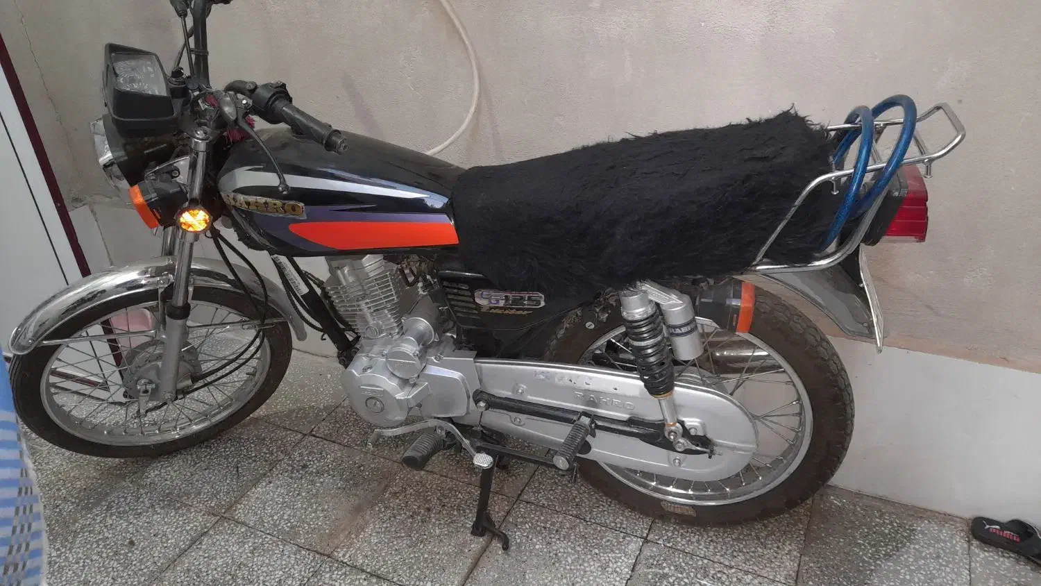 موتور رهرو|موتورسیکلت|قم, قلعه کامکار|دیوار