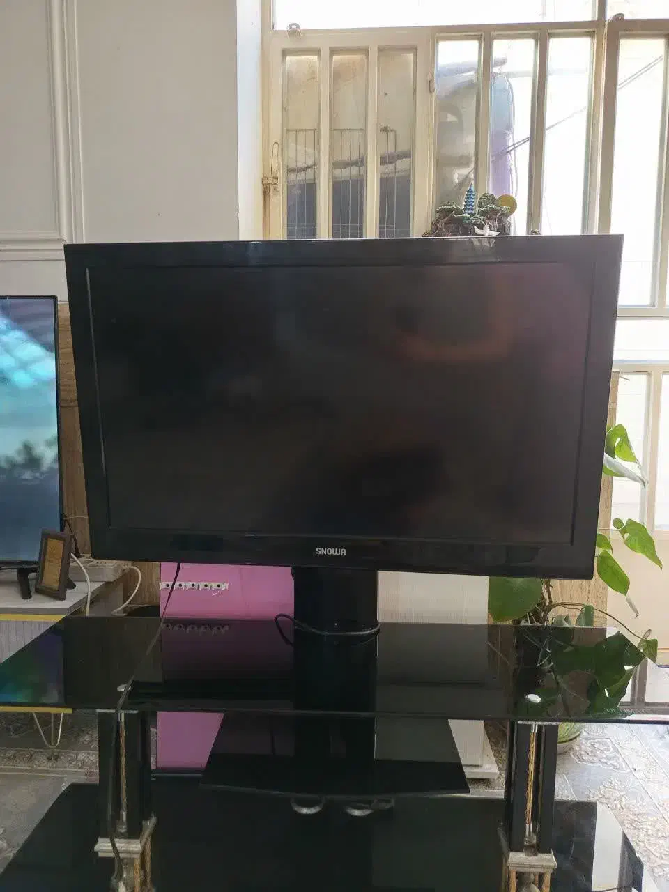 تلویزیون اسنوا با میز تلویزیون|تلویزیون و پروژکتور|یزد, |دیوار